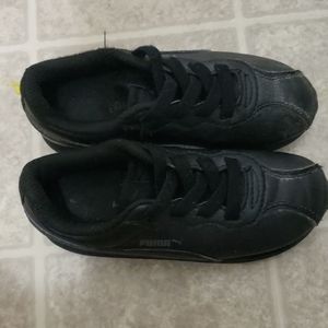Toddler Boys size 10 all black Pumas